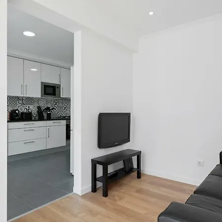 Stunning 5 Bed Apt, Sleeps 5 Nr Olivais Lisboa
