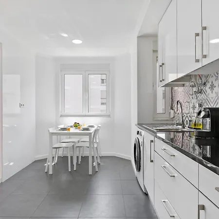 Stunning 5 Bed Apt, Sleeps 5 Nr Olivais Lisboa