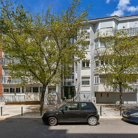 Stunning 5 Bed Apt, Sleeps 5 Nr Olivais * Lisboa