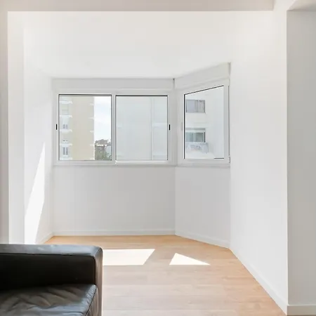 Stunning 5 Bed Apt, Sleeps 5 Nr Olivais Διαμέρισμα Lisboa