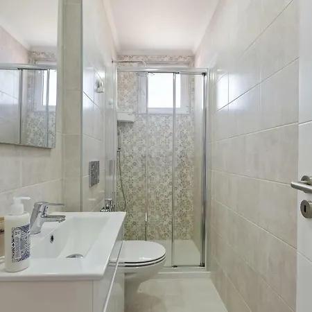 Stunning 5 Bed Apt, Sleeps 5 Nr Olivais *