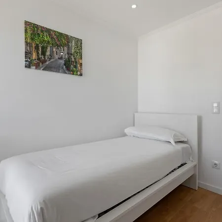 Stunning 5 Bed Apt, Sleeps 5 Nr Olivais דירה *